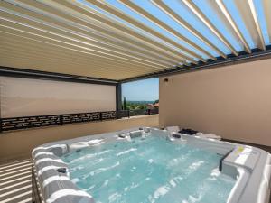 Villa Nello mit Pool & Whirlpool