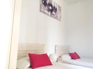 Twin Room with Shared Bathroom and Private Shower room in Hostal la Palmera