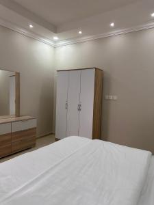 شقة مطلة على سطح خاص