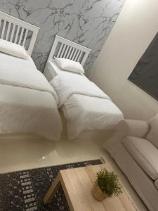 شقة مطلة على سطح خاص