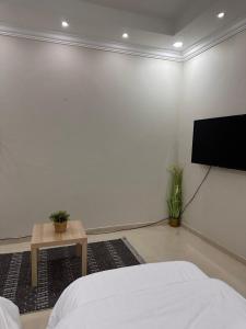 شقة مطلة على سطح خاص