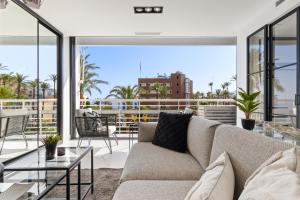 Black and White Beach - Boutique Apartment with Sea Views