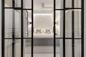 Black and White Beach - Boutique Apartment with Sea Views