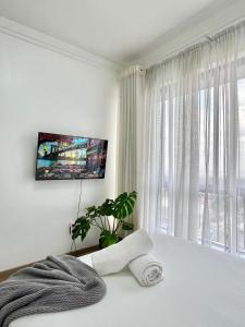 modern executive three bedroom apartment which features a swimming pool, state of the art fully equipped gym andmodern unmatched luxurious facilities which offfers luxury and comfort