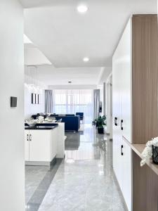 modern executive three bedroom apartment which features a swimming pool, state of the art fully equipped gym andmodern unmatched luxurious facilities which offfers luxury and comfort