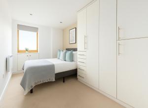 2 Bed Flat with Balcony in Wimbledon