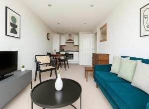 2 Bed Flat with Balcony in Wimbledon