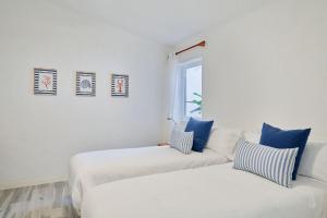 Bright oceanfront bungalow, views, garden, coastal