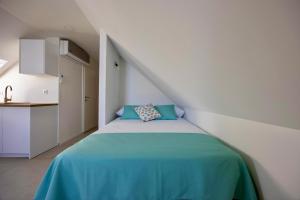 Newly and modernly renovated-Studio Gilda-Breathtaking Waterfront Studio with Yacht Views