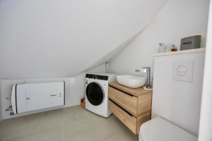 Newly and modernly renovated-Studio Gilda-Breathtaking Waterfront Studio with Yacht Views