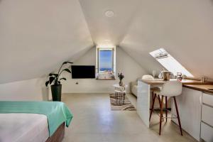 Newly and modernly renovated-Studio Gilda-Breathtaking Waterfront Studio with Yacht Views