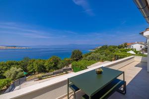 Apartman LAMAR s privatnim bazenom i pogledom na more