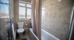 3 bedroom cosy apartment 20 mins to Centre