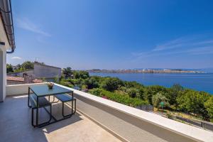 Apartman LAMAR s privatnim bazenom i pogledom na more