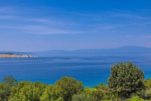 Apartman LAMAR s privatnim bazenom i pogledom na more