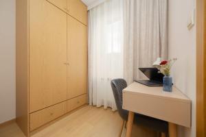 Perfectly Located Exceptional Apartment in Warsaw by Noclegi Renters