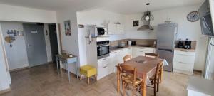 Grand T2 vue mer calme climatisé 500 m village et plage parking gratuit