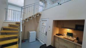 Iza-Szondi Homes