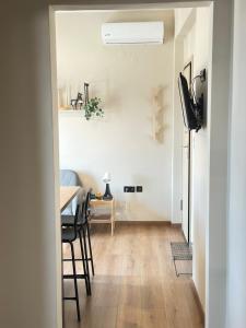 2 Doors- Luxury by the sea, easy parking