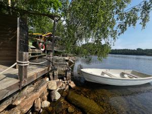 Lakehouse getaway with rowing boat