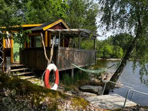 Lakehouse getaway with rowing boat