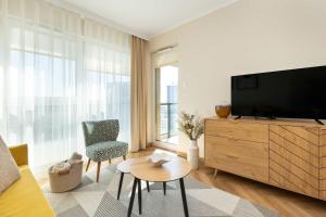 Sunny Apartment with Parking near Polsat Plus Arena by Noclegi Renters