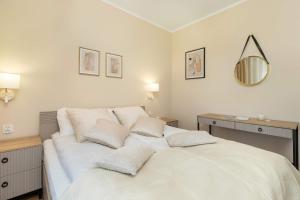 Sunny Apartment with Parking near Polsat Plus Arena by Noclegi Renters