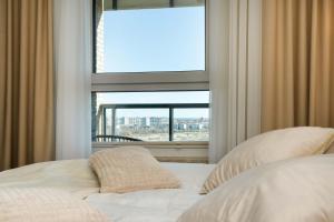 Sunny Apartment with Parking near Polsat Plus Arena by Noclegi Renters