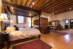 Historic 6-Bedrooms Castle Retreat