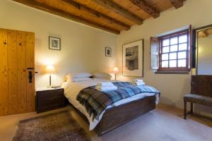 Historic 6-Bedrooms Castle Retreat