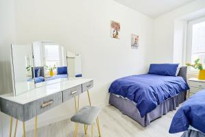 Modern 2BR Flat - Central High Street Location