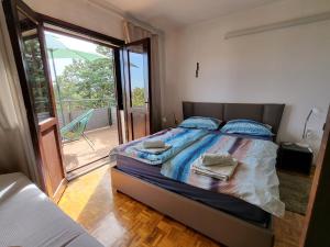 Apartment with terrace overlooking the see