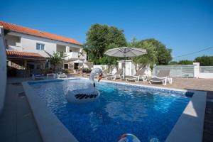 Holiday Home Lantina with pool