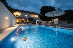 Holiday Home Lantina with pool