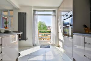 The Wishing Well- Lovely Spacious Home In BS4 Sleeps 8 By STAE- Homes