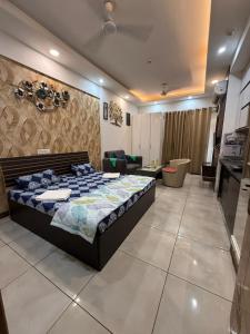 Zoom The Luxury Studio