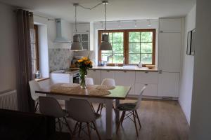 Dom w lesie przy stawach