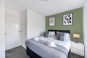 Stylish House with Driveway Parking, Self-Check-In, Fast WiFi and Smart TV by Yoko Property