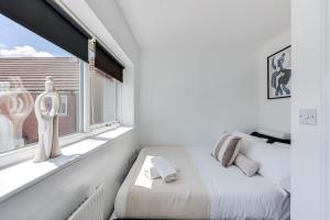 Stylish House with Driveway Parking, Self-Check-In, Fast WiFi and Smart TV by Yoko Property