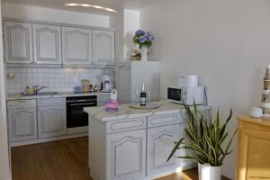 Inselblume 16 - Ferienwohnung mit Meerblick in der Strandburg B2.6