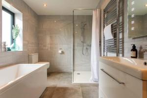 Bright Lofty House with Parking and Hot Tub