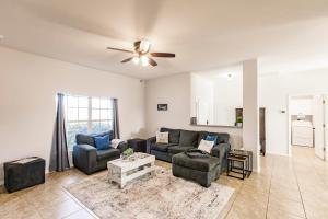 Luxurious 4 Bedroom Canal-Front Home, Pet Friendly