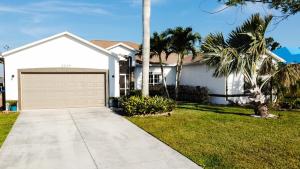 Luxurious 4 Bedroom Canal-Front Home, Pet Friendly