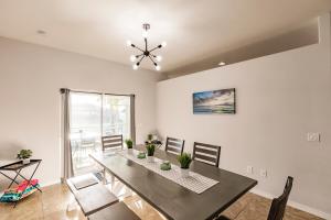 Luxurious 4 Bedroom Canal-Front Home, Pet Friendly