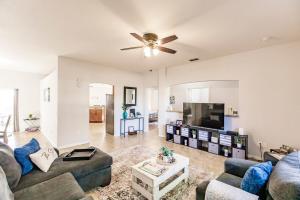 Luxurious 4 Bedroom Canal-Front Home, Pet Friendly