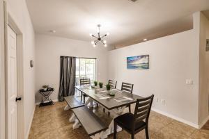 Luxurious 4 Bedroom Canal-Front Home, Pet Friendly