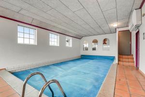 Thatched house with pool by the sea - SJ690