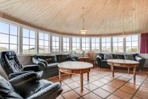 Thatched house with pool by the sea - SJ690
