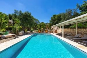 Piazzetta dei Trulli by Perle di Puglia