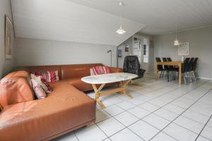 Thatched house with spa and pool by the sea - SJ67